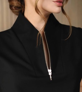 Elegante blusa de enfermería negra sin mangas con cremallera, uniforme médico contemporáneo, moda profesional para el cuidado de la salud. - Product Image 3