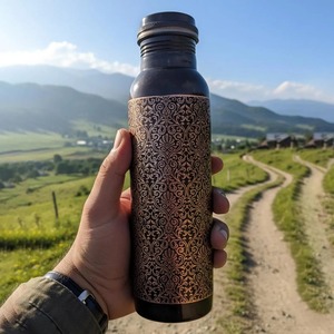 Bouteille d'eau en cuivre émaillé noir de qualité supérieure avec impression vintage complexe, récipient artisanal en cuivre fait main - Product Image 2