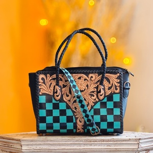 Bolso Cruzado de Cuero Genuino Venus Leathers, Estilo Western, Hecho a Mano, con Patrón de Letras y Flores, Cierre de Cremallera, 45-55cm, ¡Gran Venta! - Product Image 1