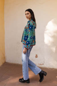 Veste pour femme en velours de coton turquoise, style bohème Suzani, multicolore et brodée, qui rehausse instantanément la garde-robe d'hiver. - Product Image 5