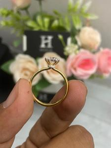 Anillo de Compromiso Solitario con Diamante Cultivado en Laboratorio de Corte Redondo Clásico para Mujer - Product Image 6