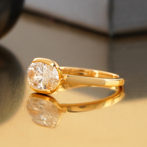 Anillo de Compromiso Solitario con Bisel de Diamante Cultivado en Laboratorio de Corte Ovalado de 2.00 CT, Oro Amarillo/Blanco de 14K Minimalista, Claridad VS1, Corte VVS2 - Product Image 2