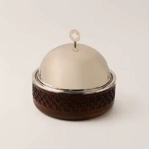 Plat de service de luxe en bois artisanal écologique avec couvercle en dôme plaqué or, chauffe-plats en acier inoxydable et base sculptée pour buffet - Product Image 3
