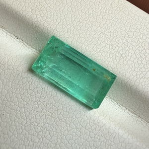 Esmeralda Colombiana Natural de Alta Calidad, 2.65 Quilates, Verde Intenso, Hermosa Piedra Suelta Facetada para Fabricación de Joyería - Product Image 2