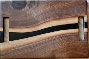 Planche à découper en bois faite à la main, forme rectangulaire avec poignée, bois naturel avec design grain de résine, bloc de découpe de cuisine - Product Image 4
