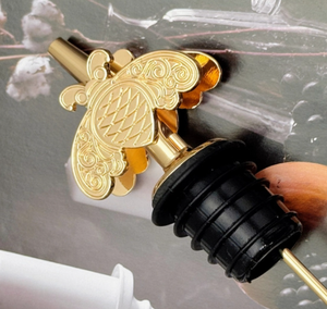 Verseur à vin en forme d'abeille à double couche, personnalisé en usine, en alliage de zinc fabriqué par moulage sous pression et gravure fine en relief. - Product Image 4