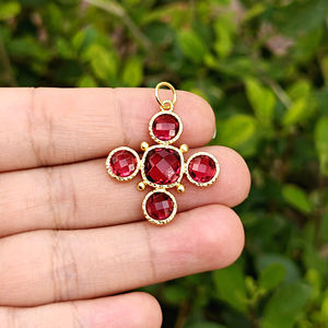 Colgante de Cruz Minimalista Vintage de Latón Chapado en Oro de 18k con Textura de Cuentas y Cuarzo Rubí de Corte Cojín, Joyería Ligera con Piedra - Product Image 3