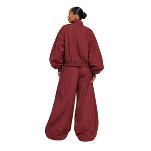 Chaqueta cortavientos de nailon color burdeos para mujer al por mayor, con cintura elástica ancha personalizada y mangas voluminosas, ideal para compradores de ropa deportiva y athleisure. - Product Image 4