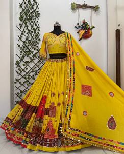InCotton.M Lehenga Choli en Faux Georgette Brodé Rouge, Robe de Mariage Indienne Traditionnelle Longue, Coupe Classique pour Femme - Product Image 2