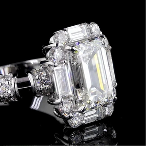 Bague en or blanc avec halo de diamants de laboratoire éclatants émeraude, certifiée IGI D-E & pureté VVS-VS, pour femme – Élégance et raffinement - Product Image 5