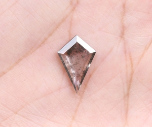 เพชรทรงว่าว 1.60 กะรัต เจียระไนแบบเกลือพริกไทย ฝังด้วยเลเซอร์ เพชรเลี้ยงในห้องปฏิบัติการ ขายดี รับประกันโดยผู้ตรวจสอบอิสระ - Product Image 6