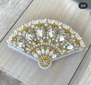 Broche Bordado a Mano de Lujo con Intrincados Detalles de Cuentas y Fina Artesanía - Product Image 3