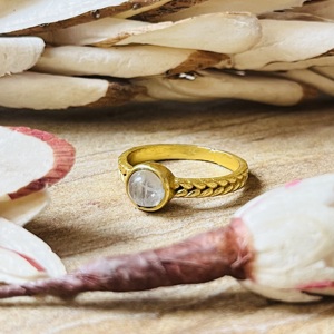 Bagues en pierre de lune, style bohème, avec bande tressée, bijoux minimalistes en laiton pour femme, plaqué or 18 carats, solitaire délicat, favoris des marchés, vente en gros/OEM - Product Image 2