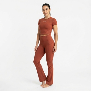 Conjunto Deportivo de Dos Piezas para Mujer: Top Corto de Manga Corta y Pantalones de Yoga de Cintura Alta y Pierna Ancha - Product Image 1