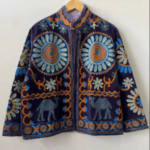 Veste brodée Suzani faite à la main, aspect velours riche, motif floral multicolore, style vintage, mode ethnique, artisanale, pour festival - Product Image 1
