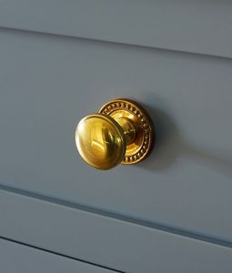 Pomo de latón pulido duradero para cajones y gabinetes, fácil de usar, personalizable, pomo metálico hecho a mano, moderno, para interiores de hotel. - Product Image 3
