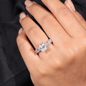 Anillo de Diamante Moissanita para Mujer, Diseño en Forma de Esmeralda, Plata de Ley 925, Joyería Nupcial - Product Image 1