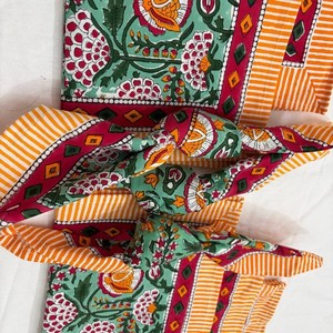 Ensemble de 4 serviettes en coton imprimées style bohème, rectangulaires, motif floral fait main, rayures orange, vertes et roses, décoration de table - Product Image 4