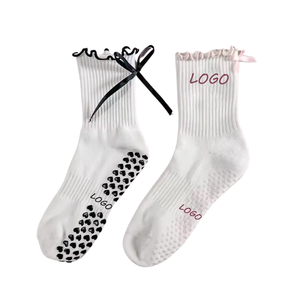 Chaussettes de sport en coton à compression antidérapantes avec logo brodé, pour yoga et pilates, à séchage rapide, personnalisables - Product Image 1