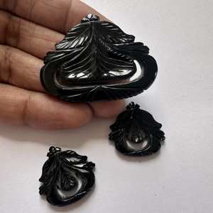 Coffret de 3 pierres en onyx noir naturel TFH, 110 carats, tailles de 47x38 (grande taille) à 25x24 (petite taille) mm, polies à la main. - Product Image 1