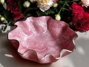 Grand bol décoratif en résine époxy rose clair, design géode, fait main, pour servir - Product Image 5