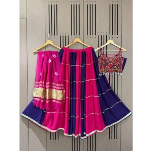 Ensemble de lehenga en rayonne trois pièces de qualité supérieure avec blouse ornée de miroirs véritables, dupatta traditionnel Bandhani et lehenga entièrement évasé - Product Image 1