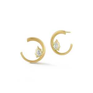 Pendientes de Oro Sólido de 14k al por Mayor con Diamantes Cultivados en Laboratorio de Corte Pera, Diseño Minimalista y Delicado, Engaste de Bisel en Forma de C, Pendientes de Media Luna, Joyería - Product Image 3