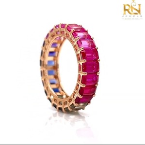 Bague de mariage de luxe unisexe en or massif 9K/14K/18K avec diamant de laboratoire taille émeraude, sertie sur toute la longueur, couleur DEF, bijoux fins OEM ODM - Product Image 2
