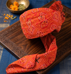 Turbante Tradicional Bandhani para Novio, Rojo y Naranja, Safa Rajasthani, Pagri de Boda Marwari con Motivos de Swastika, Estilo Jaipuri Bandhej - Product Image 4