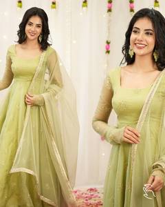 Robe Anarkali Traditionnelle Indienne et Pakistanaise pour Femme en Organza Vert, Longueur Ras du Sol, Broderie, Tenue de Mariage, Coupe Classique, Gaufrée - Product Image 1
