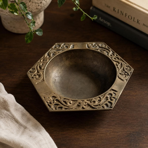 Cenicero decorativo de latón con forma de pétalo de flor, elaborado con un diseño texturizado detallado, disponible a precios de mayorista. - Product Image 5
