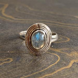 แหวนแฟชั่นดีไซน์เนอร์ 3.2 กรัม ประดับด้วยหินลาบราโดไรต์ - Product Image 1