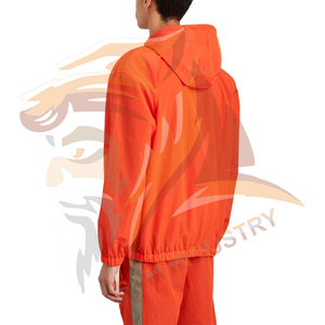 Ensemble survêtement coupe-vent personnalisé pour homme avec veste zippée et pantalon, en matière légère, idéal pour la gym et le jogging - Product Image 4