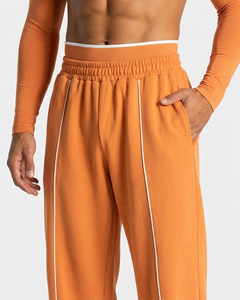 Ensemble de survêtement personnalisé pour homme, orange, coupe oversize, avec détails contrastants, en molleton de coton de qualité supérieure, comprenant un sweat à capuche et un pantalon de survêtement à jambes larges - Product Image 5
