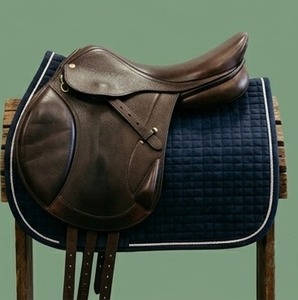 Selle d'exercice professionnelle en cuir pour chevaux de saut avec arceau en bois, tailles et couleurs personnalisables, durable - Product Image 1