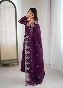 Costume Anarkali traditionnel pour femmes, couleur violette, avec dupatta brodé, coupe ample, longueur au sol, tenue de mariage, style Inde Pakistan - Product Image 3
