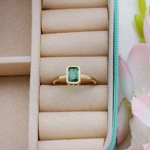 Bague solitaire en or jaune massif 14 carats avec émeraude verte taille émeraude sertie clos, bijoux fins, vente en gros, bague en pierres précieuses pour femme, cadeau - Product Image 5