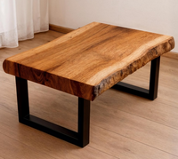 Nouvelle table basse de restaurant en bois massif à bord naturel avec pieds en métal, design pliable pour hôtel et usage extérieur