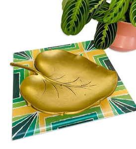 Assiette chinoise artisanale en laiton, forme feuille dorée, style traditionnel, motif végétal décoratif en laiton, en promotion - Product Image 1
