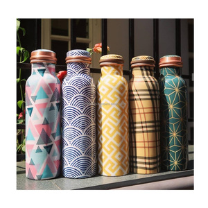 Botella de agua clásica de cobre para beber agua a diario, basada en las tradicionales prácticas de bienestar y vida saludable. - Product Image 5