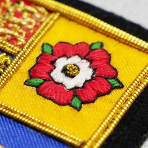 Insignias de Alta Calidad Disponibles en Grandes Cantidades, Parches Profesionales Hechos a Medida, Insignias Bordadas y Parches de Tallas Grandes - Product Image 6