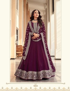 Robe Anarkali longue et lourde en tissu filet, brodée, style indien tendance, simple et naturel, pour femme, avec dupatta, idéale pour les mariages et les fêtes. - Product Image 1