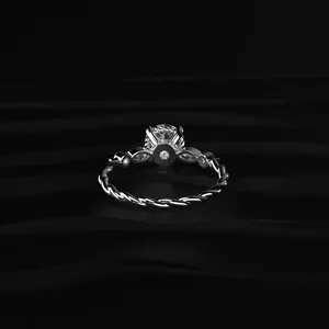 Bague en diamant rond certifiée IGI, couleur D-E, clarté VVS-VS, avec accents de diamants marquise et ronds, qualité supérieure. - Product Image 5