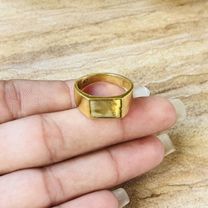 Bague Chevalière Minimaliste en Laiton Plaqué Or Style Moderne 'Silver Eye' pour Femme, Bijou Géométrique Plat et Tendance, Vente en Gros Classique - Product Image 2