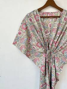 Robe longue kaftan en coton à motifs floraux indiens, parfaite comme tenue de plage ou tenue de nuit confortable pour les mamans - Product Image 4