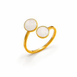 Anillo de Latón Chapado en Oro con Ópalo Blanco Cabujón, Joyería de Moda Minimalista Ajustable, Diseño Personalizado OEM al por Mayor - Product Image 1