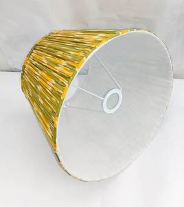 Abat-jour en tissu de lin Ikat moderne fait main, motif vert et jaune, pour lampes de table et de sol, vente en gros sur mesure - Product Image 2