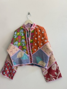 Chaqueta Kantha vintage reversible, hecha a mano en India, estilo bohemio, corta, para mujer. - Product Image 3