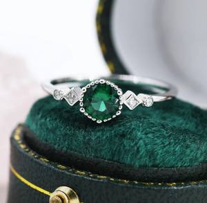 Anillo de Esmeralda en Plata de Ley, Anillo de Plata o Oro con Esmeralda Verde y Circonita Cúbica, Diseño de Inspiración Vintage - Product Image 3