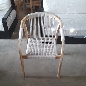 Chaise de salle à manger moderne de style Dubaï en teck massif et tressage de corde pour usage extérieur - Product Image 3